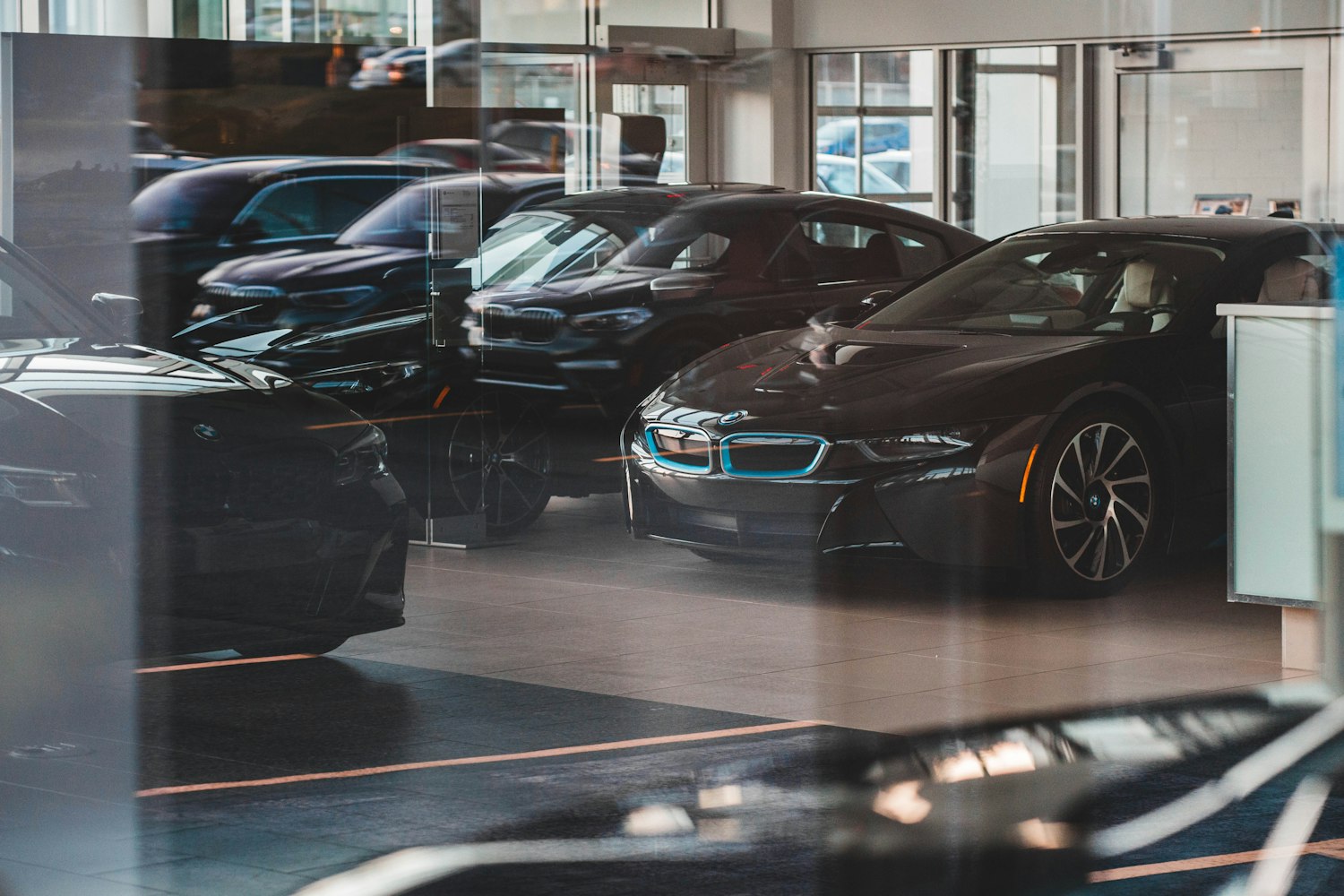 Продажи новых автомобилей в августе 2026 снизились впервые за год