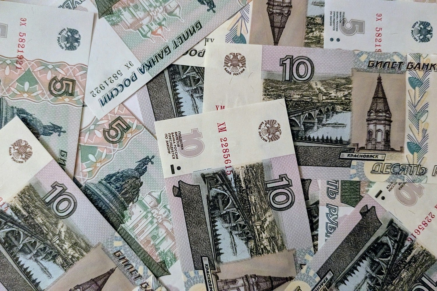 Путин запретил вывозить более 1 млн рублей наличными — новые правила