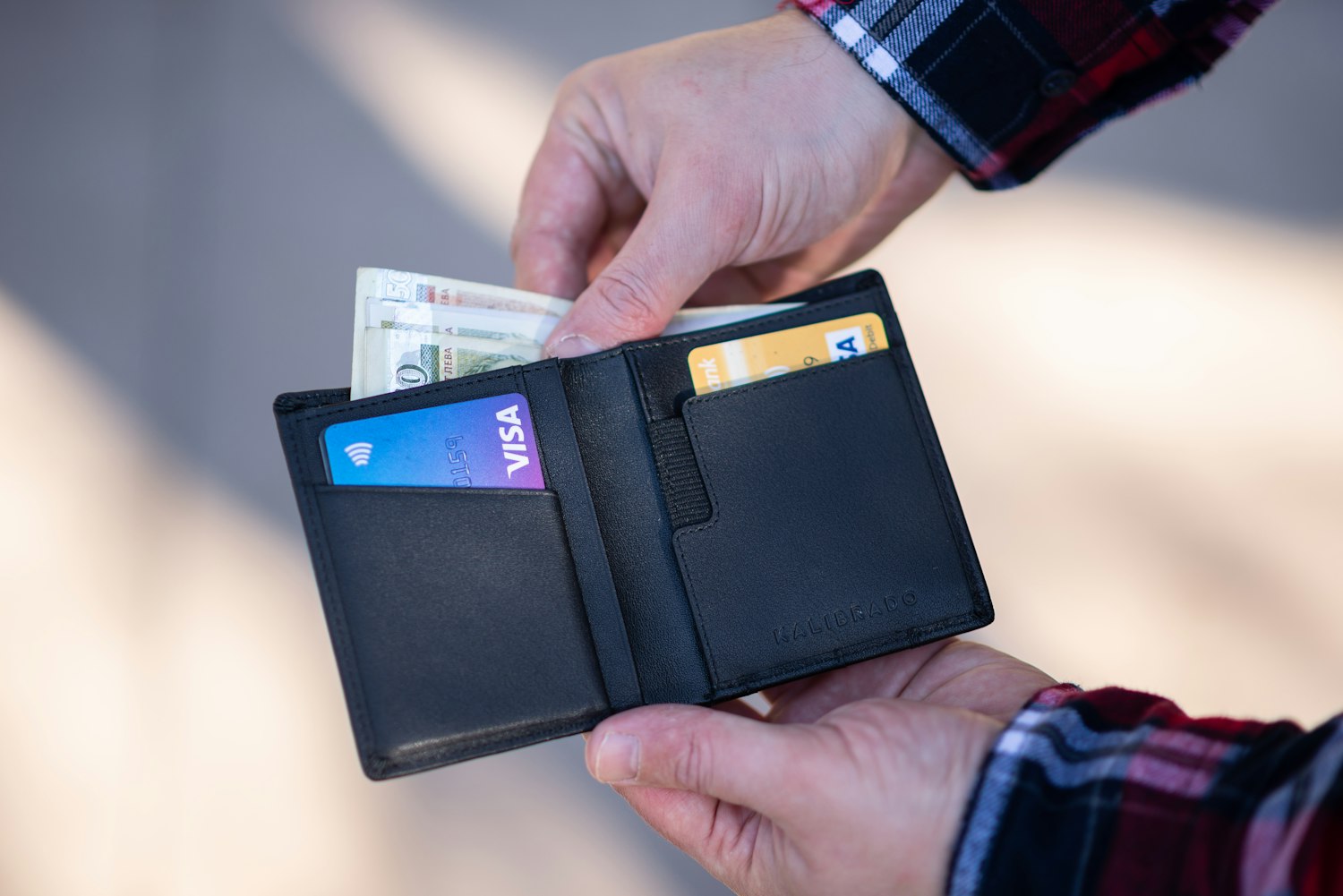 Беднейшие 10% россиян тратят на 15–20% больше, чем зарабатывают
