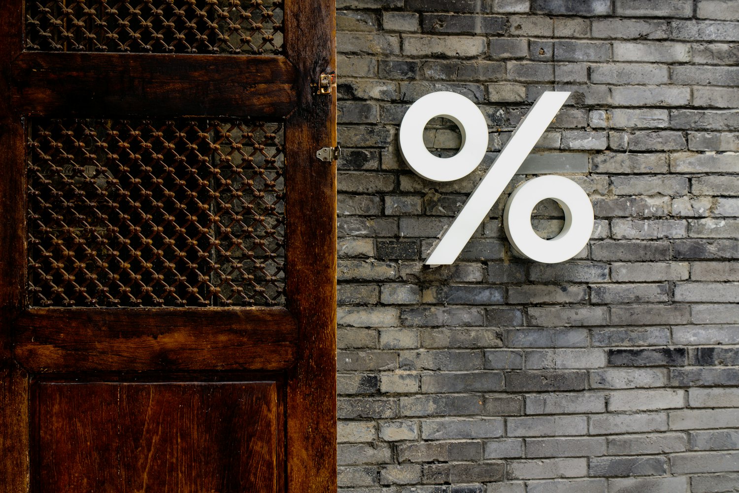 Три банка подняли ставки по рыночной ипотеке до 19,7%